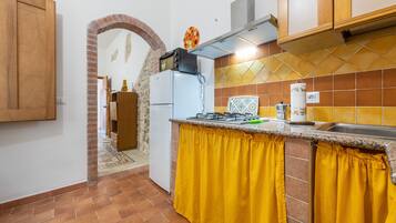 Køleskab, ovn, kogeplade, kaffe-/temaskine