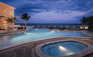 Utendørsbasseng og et oppvarmet basseng