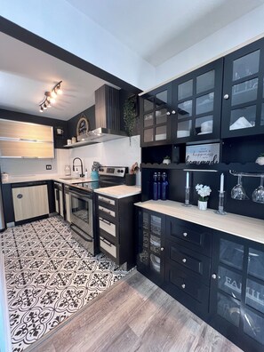 Kjøleskap, mikrobølgeovn, ovn og kokeplater