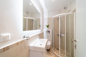 Regadera, amenidades de baño gratuitas, secadora de cabello, batas 