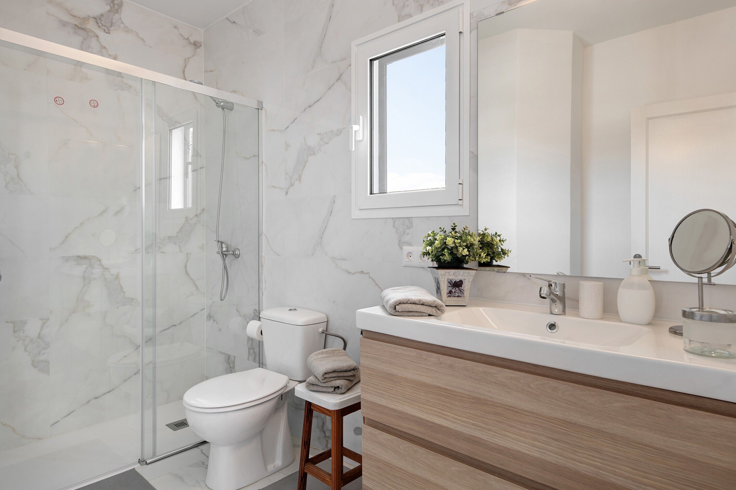 シャワー、ヘアドライヤー、タオル