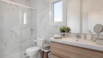 Dusche, Haartrockner, Handtücher