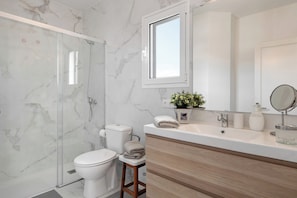 Een douche, een haardroger, handdoeken