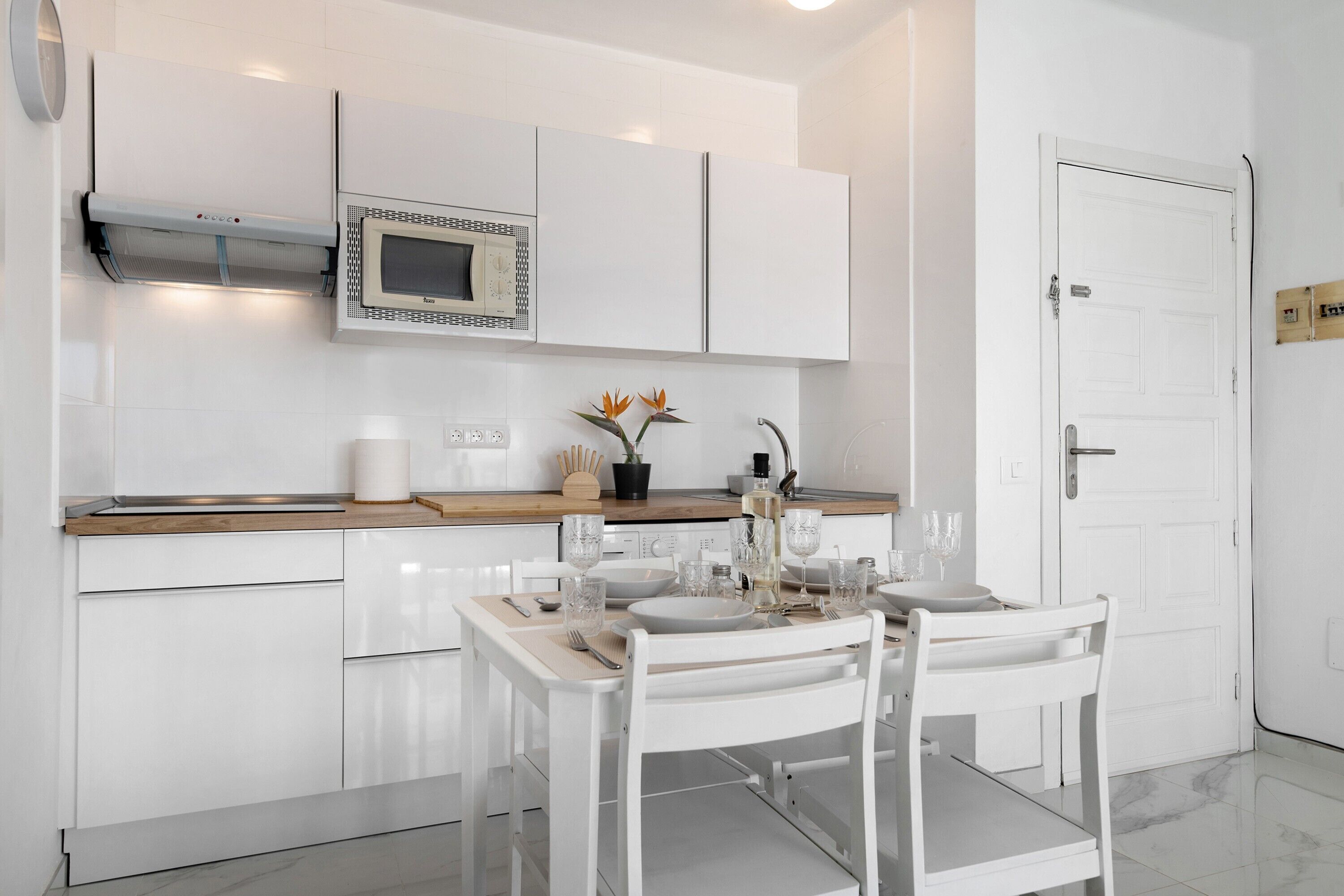 Refrigerador, microondas, parrilla de estufa y cafetera y tetera 