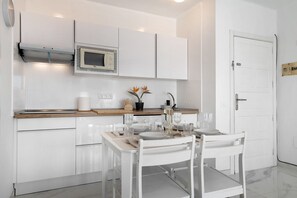 Réfrigérateur, micro-ondes, plaque de cuisson, cafetière/bouilloire