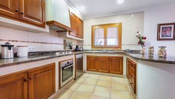 Een koelkast, een magnetron, een oven, een kookplaat