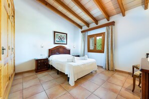3 bedrooms, iron/ironing board, free WiFi, bed sheets - Villa 'Can Mirló' with Mountain View, Pool & Wi-Fi (Marratxí)