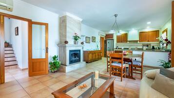 Een televisie en een open haard