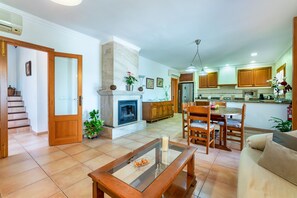 Een televisie en een open haard