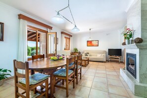 Televisión y chimenea 