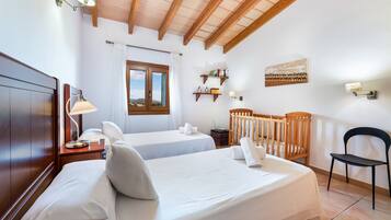 3 slaapkamers, een strijkplank/strijkijzer, gratis wifi, beddengoed