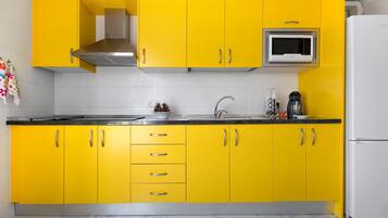 Réfrigérateur, micro-ondes, plaque de cuisson, lave-vaisselle