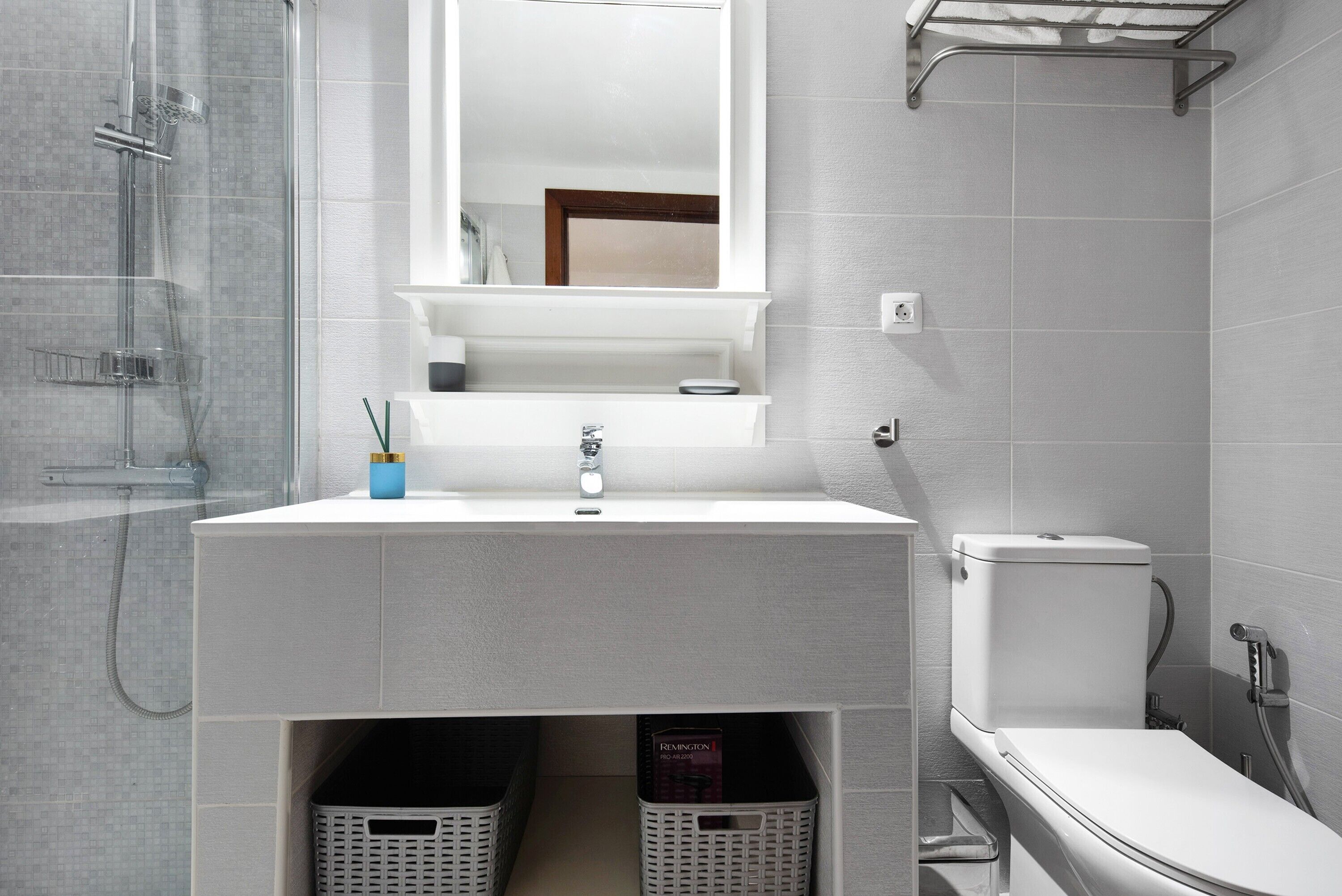 Shower, hair dryer, towels