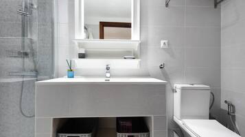 Shower, hair dryer, towels