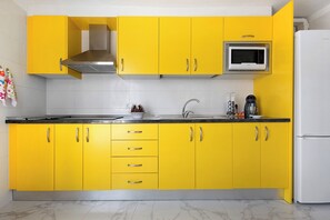 Refrigerador, microondas, placa de cocina, lavavajillas