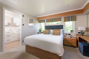 3 bedrooms, desk, iron/ironing board, Internet
