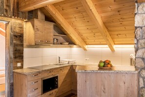 Kühlschrank, Mikrowelle, Herdplatte, Geschirrspüler