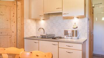 Frigorifero, piano cottura, macchina per tè/caffè, bollitore elettrico