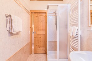 Ducha, secador de pelo y toallas