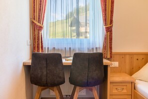 Interior - Apartment Ciasa Raut App Valüz with Mountain View, Garden & Wi-Fi (La Val)