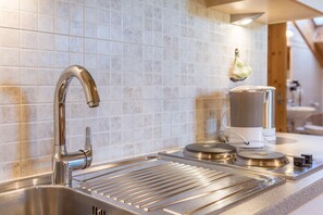 Refrigerador, placa de cocina, cafetera/tetera, tetera/pava eléctrica