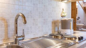 Refrigerador, placa de cocina, cafetera/tetera, tetera/pava eléctrica