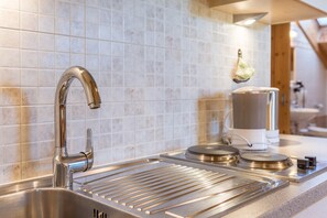 Fridge, stovetop, coffee/tea maker, electric kettle