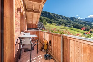 Outdoor dining - Apartment Ciasa Raut App Tamà with Mountain View, Balcony & Wi-Fi (La Val)