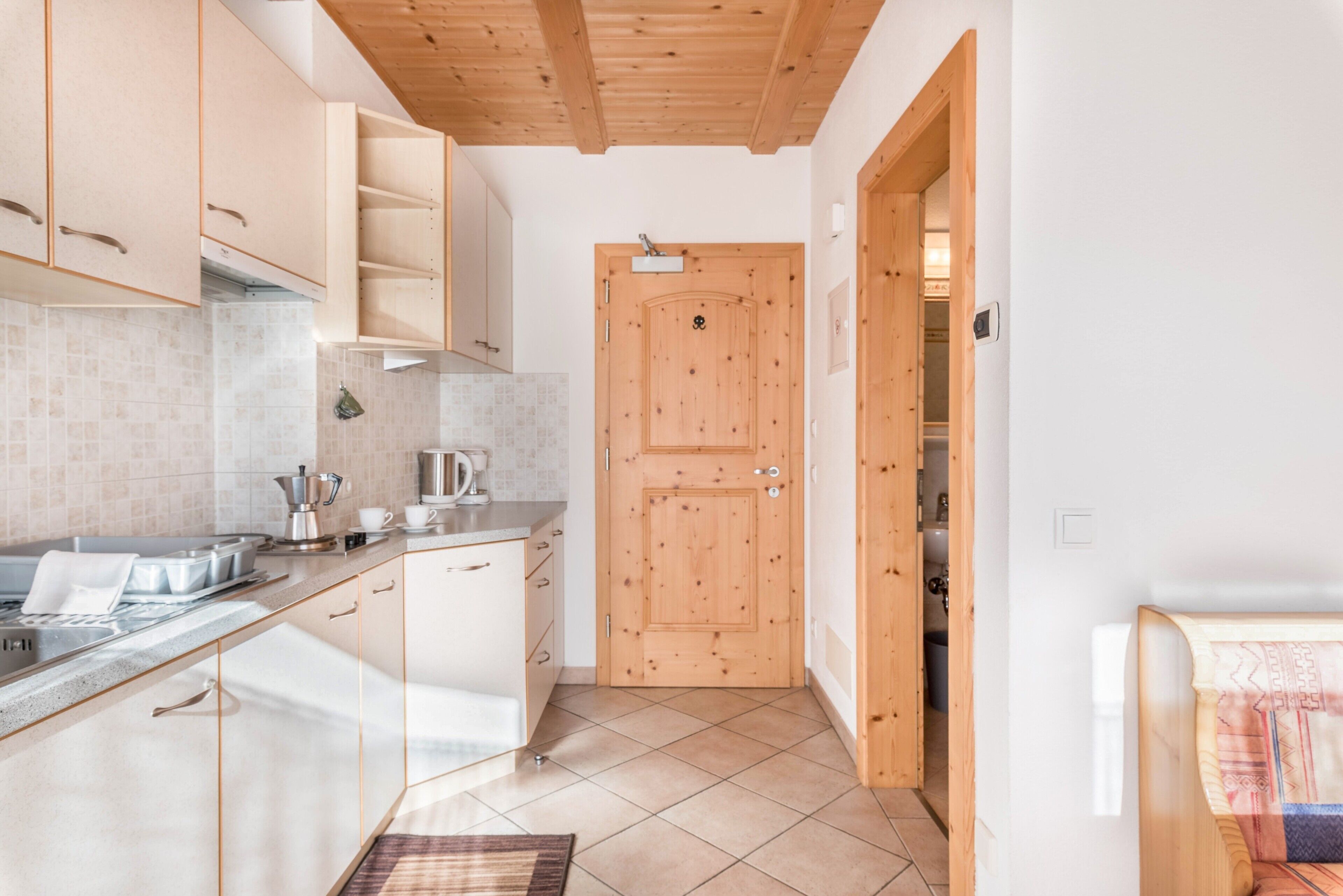 Refrigerador, parrilla de estufa, cafetera y tetera y tetera eléctrica 