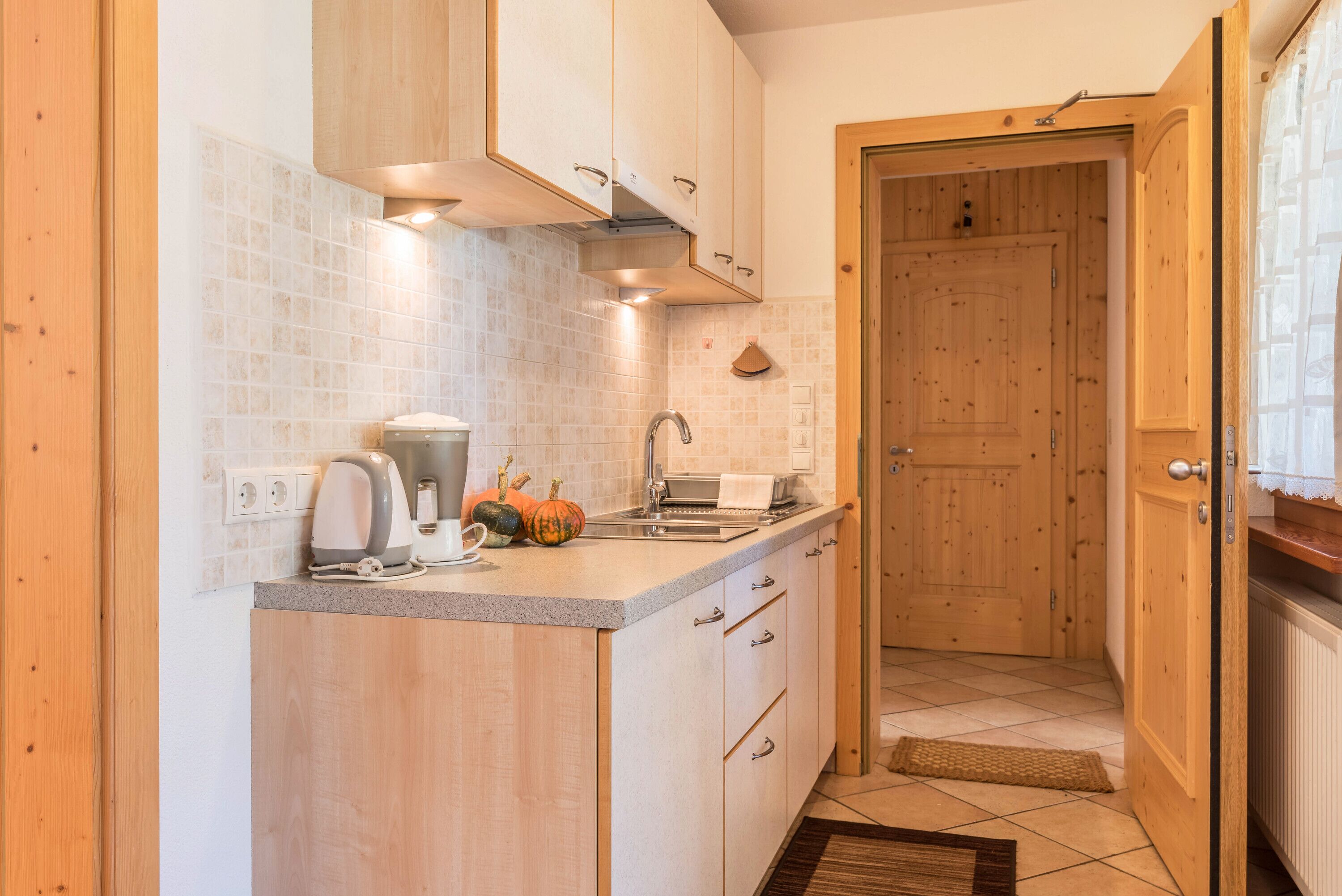 Réfrigérateur, plaque de cuisson, cafetière/bouilloire