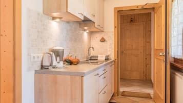 Frigorifero, piano cottura, macchina per tè/caffè, bollitore elettrico