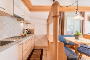 Kühlschrank, Herdplatte, Wasserkocher mit Kaffee-/Teezubehör