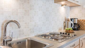 Kühlschrank, Herdplatte, Wasserkocher mit Kaffee-/Teezubehör