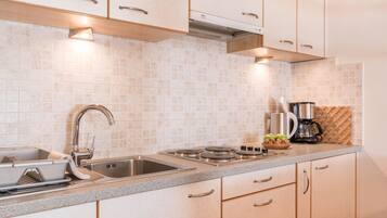 Kühlschrank, Herdplatte, Wasserkocher mit Kaffee-/Teezubehör