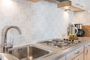 Kühlschrank, Herdplatte, Wasserkocher mit Kaffee-/Teezubehör