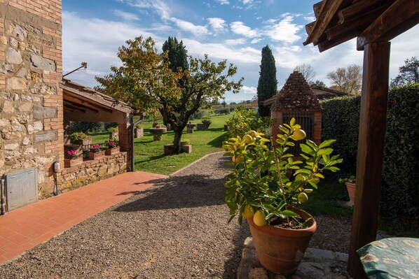 Property grounds - Villa 'La Tinaia Il Sole Verde' with Shared Pool and Wi-Fi (Bucine)