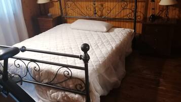 2 bedrooms, iron/ironing board, bed sheets