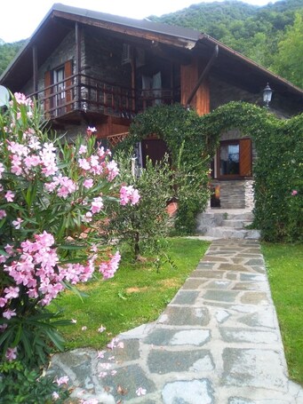 施設の敷地. Pet-Friendly 'Mountain Chalet' with Pool