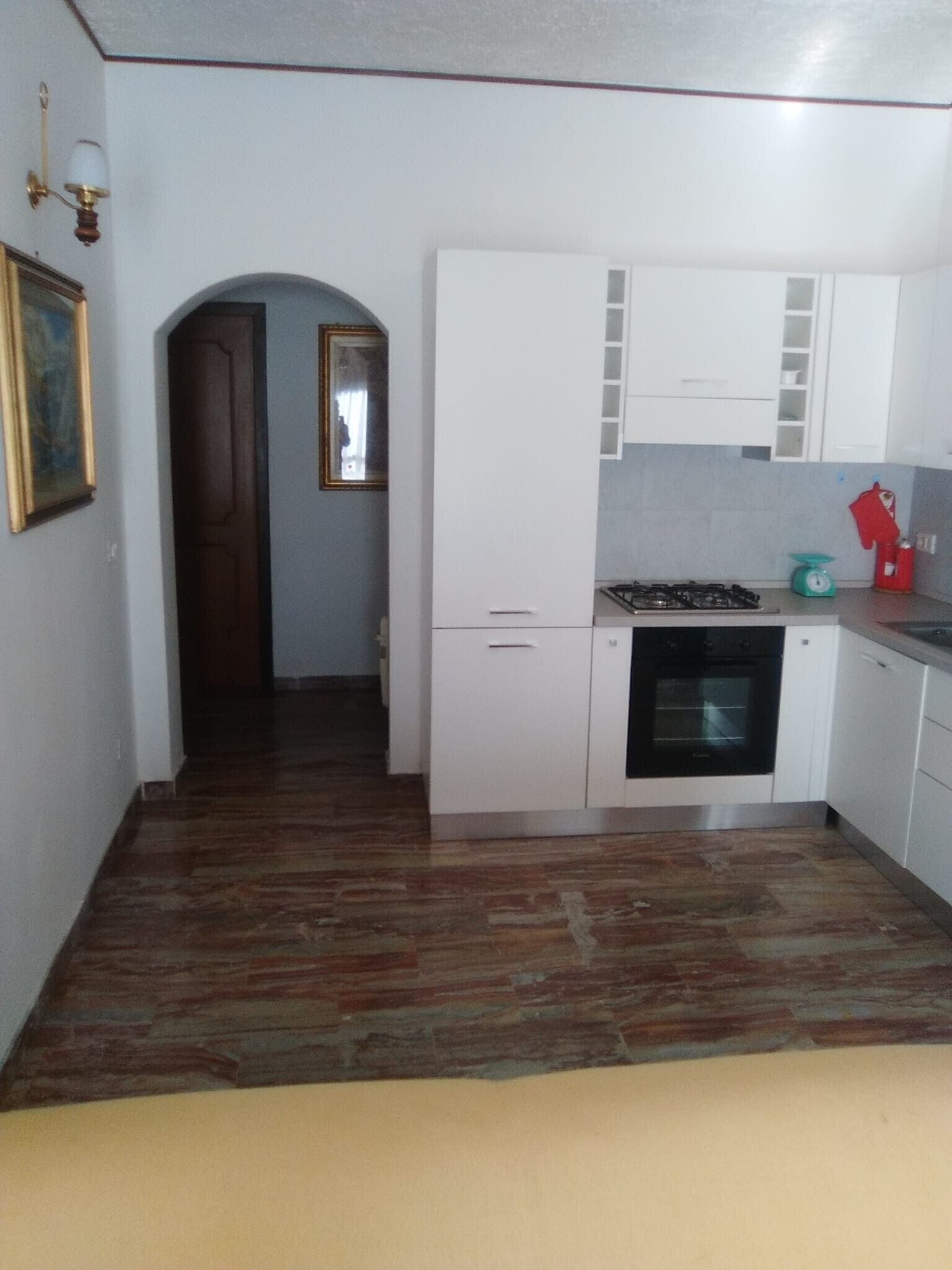 Refrigerador, horno, parrilla de estufa y cafetera y tetera 