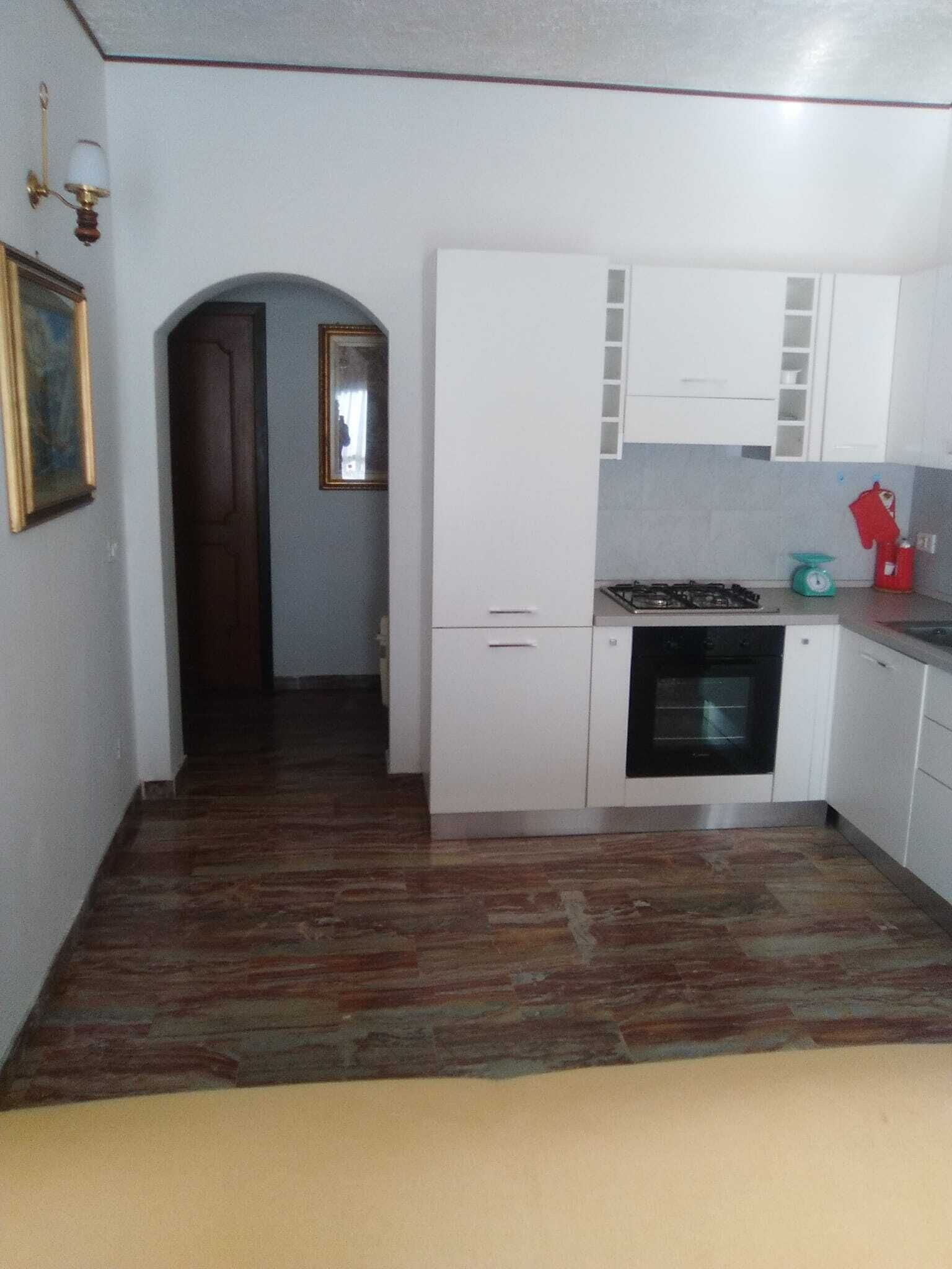 Kühlschrank, Ofen, Herdplatte, Wasserkocher mit Kaffee-/Teezubehör