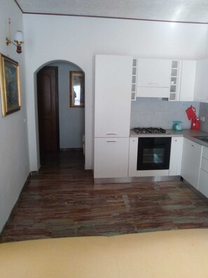 Refrigerador, horno, parrilla de estufa y cafetera y tetera 