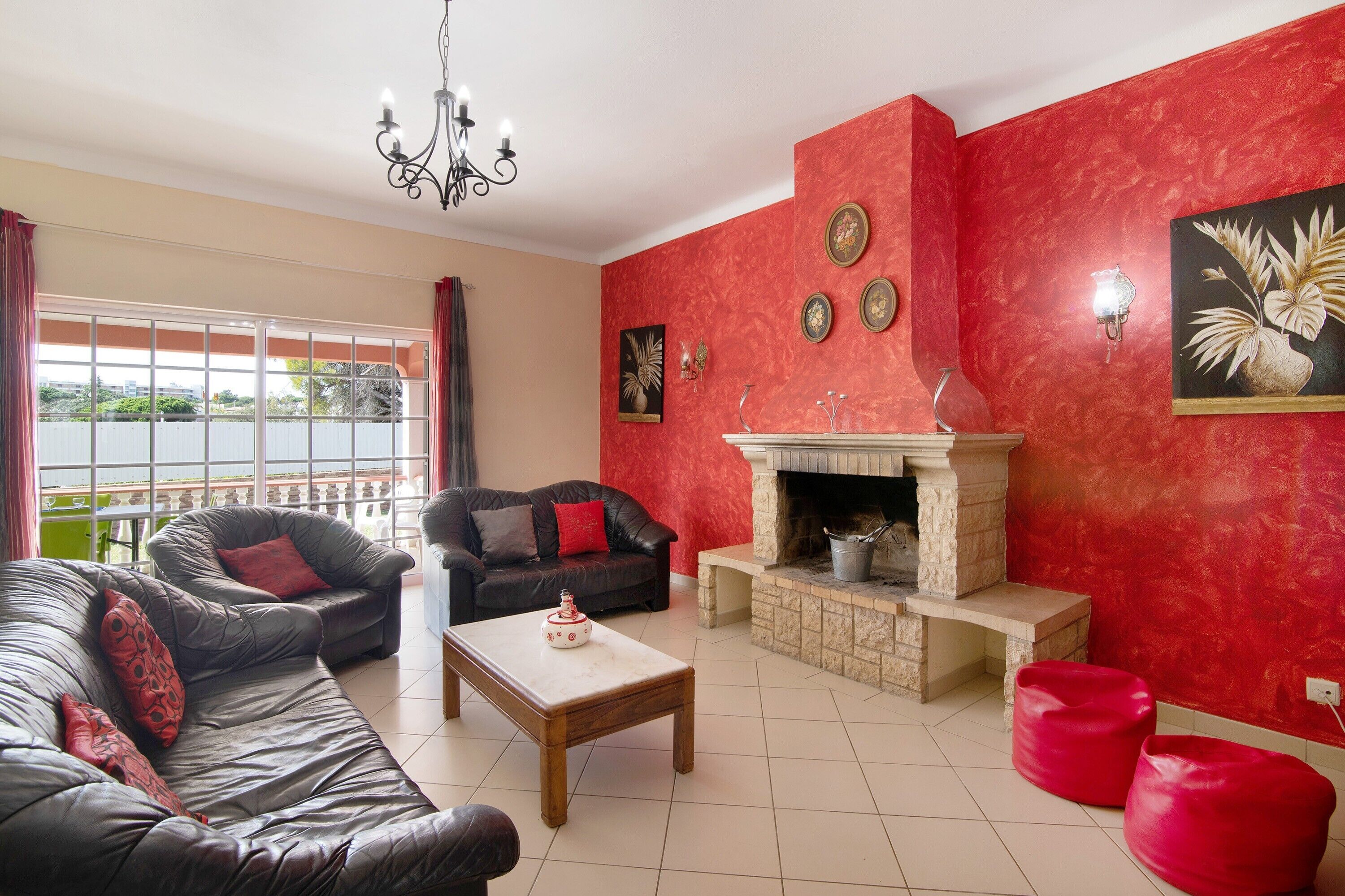 TV, fireplace
