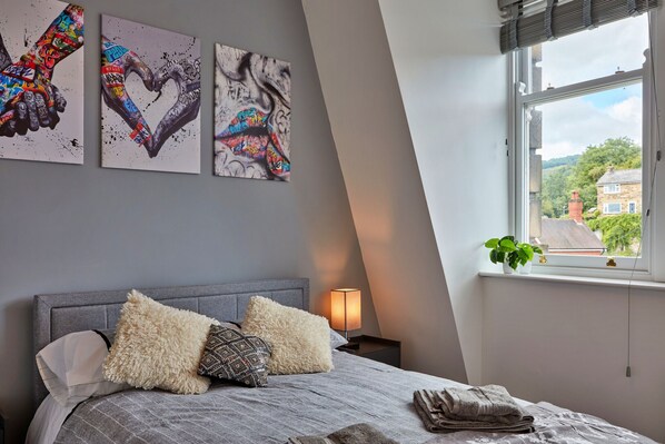 2 bedrooms, iron/ironing board, free WiFi, bed sheets - Shaky's Penthouse (Matlock)