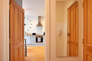 Interior - Shaky's Penthouse (Matlock)