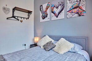 2 slaapkamers, een strijkplank/strijkijzer, gratis wifi, beddengoed
