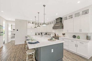 冷蔵庫、電子レンジ、オーブン、コンロ