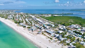 بالقرب من الشاطئ