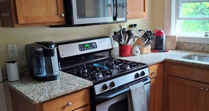 2nd Floor Apartment 5 minutes to the subway to Boston & Cambridge.