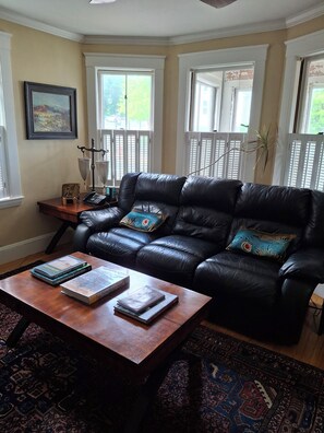 Smart TV - 2nd Floor Apartment 5 minutes to the subway to Boston & Cambridge. (Milton)