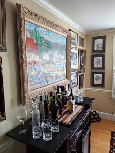 2nd Floor Apartment 5 minutes to the subway to Boston & Cambridge.